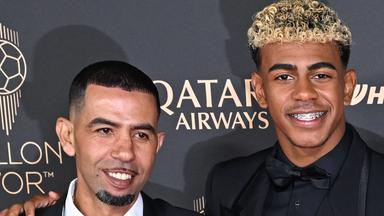 Lamine Yamal (à droite) et son père lors de la remise du trophée du Ballon d’Or en 2024 à Paris.