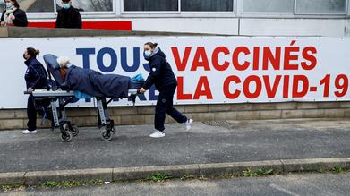 Une femme est poussée sur un brancard vers un centre de vaccination contre le Covid-19, à Melun, en région parisienne, le 8 février 2021.