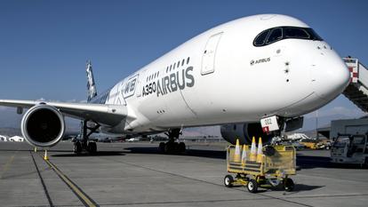 «Je suis très fier que l'Airbus 350 ait été choisi par Emirates. C'est une très bonne nouvelle pour Airbus», a déclaré le PDG d'Airbus, Guillaume Faury.