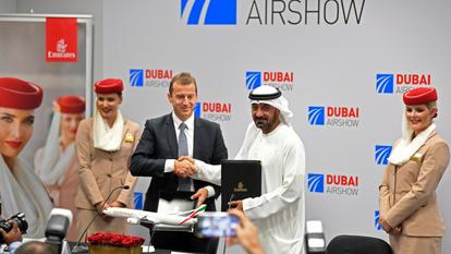 Le patron d'Emirates, Ahmed bin Saeed Al Maktoum, avec Guillaume Faury, patron d'Airbus, au salon aéronautique international Dubai Airshow
