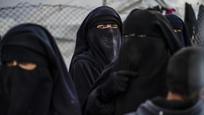 Des femmes étrangères dans le camp d'Al-Hol, principal abri des proches des membres de l'État islamique (IS).