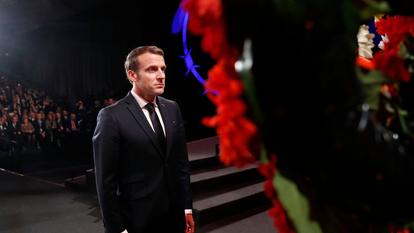 Emmanuel Macron participe à une cérémonie de dépôt de gerbes lors du cinquième Forum mondial de l'Holocauste au musée commémoratif de l'Holocauste Yad Vashem à Jérusalem le 23 janvier 2020.