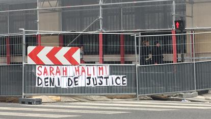 Collage en mémoire de Sarah Halimi dans le 9e arrondissement de Paris.
