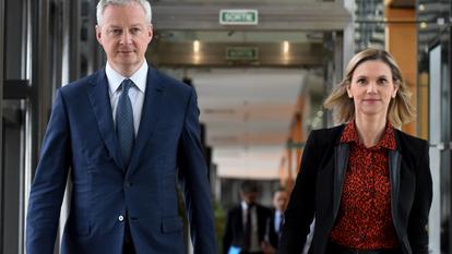 Le ministre de l'Économie Bruno Le Maire et la secrétaire d'État Agnès Pannier-Runacher arrivant à une réunion à Bercy sur l'impact économique du coronavirus.