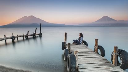 Anfängliche Morgendämmerung am Atitlán-See in Guatemala.