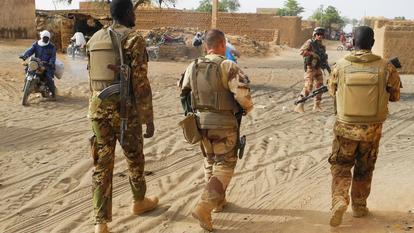 Des militaires français et maliens en patrouille à Menaka.