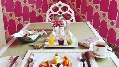 Das Frühstück wird im Suján Rajmahal Palace serviert. Dieses malerische Hotel wurde 1928 erbaut und ist heute Mitglied von Relais & Châteaux. Es ist ein Mekka für das Leben in Jaipur.