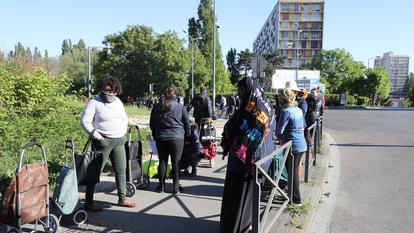 Des habitants font la queue pour recevoir des colis alimentaires, le 22 avril 2020, à Clichy-sous-Bois.