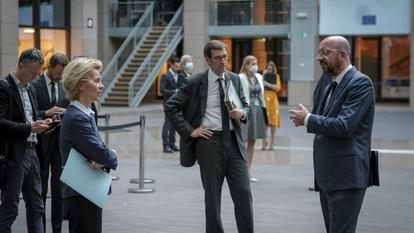 La présidente de la Commission européenne Ursula von der Leyen et Charles Michel, le président du Parlement européen.