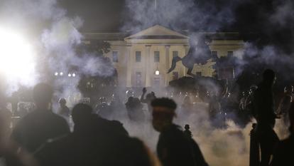 Des émeutiers affrontent les forces de l'ordre aux abords de la Maison-Blanche, le 31 mai à Washington.