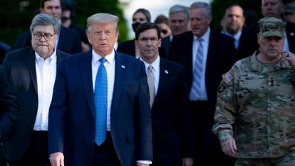 Donald Trump se dirige vers l'église St John aux côtés de William Barr (à gauche), du secrétaire à la Défense Mark Esper (au centre) et de plusieurs membres de la Maison-Blanche.