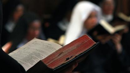 Tous les jours, les sœurs de l'abbaye doivent penser à lancer les appareils avant et après chaque office. Et éviter de faire tomber leurs missels...