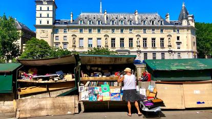 Aujourd'hui en danger, les bouquinistes des quais de Seine perpétuent pourtant une tradition française vieille du XVIe siècle, inscrite au Patrimoine culturel immatériel depuis 2018.