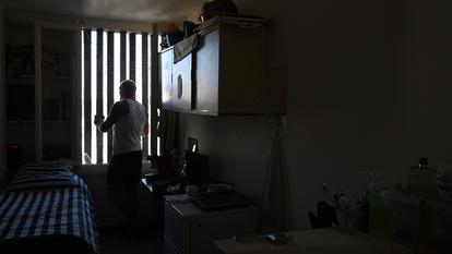 Un prisonnier dans sa cellule de la prison de Poissy (Yvelines).