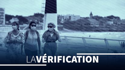 Le port du masque est obligatoire dans certaines rues commerçantes et le long du boulevard en bord de mer, à Quiberon (Morbihan).