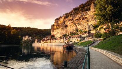 En Périgord Noir, au pied d'une falaise exposée plein sud, La Roque-Gageac, labellisé «plus beau village de France», avec ses maisons dorées qui se mirent dans les eaux de la Dordogne.