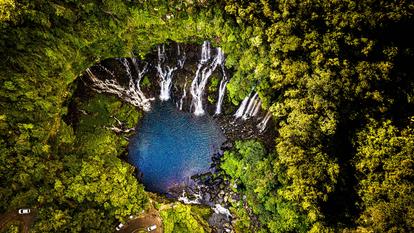 La cascade Grand Galet, l'un des plus beaux sites de La Réunion, photographiée depuis un hélicoptère.