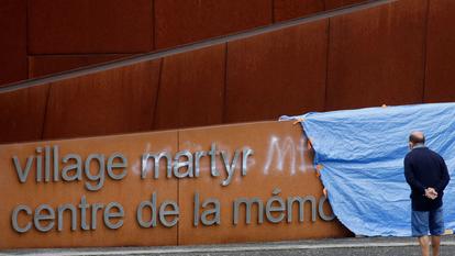 Sur la façade du centre de la mémoire d'Oradour-sur-Glane, le mot «martyr» a été rayé à la peinture blanche.