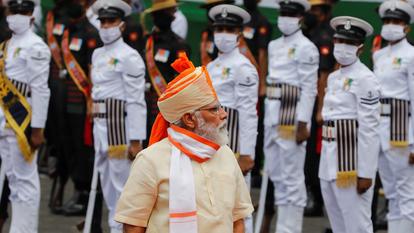 Le premier ministre indien passe en revue des troupes le 15 août 2020, jour de la fête nationale.