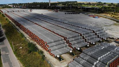 Les conduites du gazoduc Nord Stream 2 de la mer Baltique stockées sur un site du port de Mukran à Sassnitz, en Allemagne, le 10 septembre 2020.