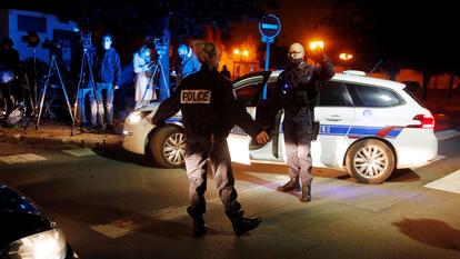 un professeur d'histoire a été décapité au cri d'« Allah akbar » devant son collège des Yvelines.