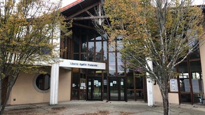 Devant le collège du Bois d'Aulne à Conflans-Sainte-Honorine, samedi matin 17 octobre.