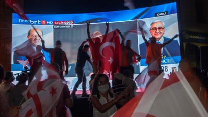 Avec 51,74% des voix, Ersin Tatar remplace Mustafa Akinci, un dirigeant sortant avec le président turc Recep Tayyip Erdogan et partisan de la réunification de l'île.