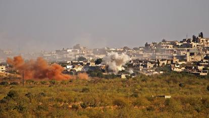 De la fumée s'élevant d'un village de la province d'Idleb, le 23 octobre.