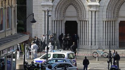 La police scientifique était à pied d'œuvre jeudi dans la Basilique Notre-Dame de l'Assomption de Nice pour déterminer le profil de l'assaillant.
