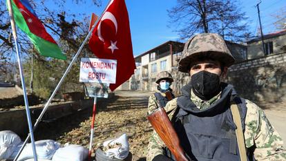 Des militaires azéris montent la garde près des drapeaux de l'Azerbaïdjan et de la Turquie à un point de contrôle dans la ville de Hadrut dans la région Nagarno-Karabakh.