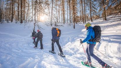 Raquettes, ski de fond, escalade sur glace... Le Pays des Écrins offre de nombreuses activités aux amoureux montagne.