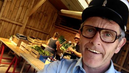 Le comédien Eric Hervé, alias «Jean-Luc lapolice», fait sensation, en costume grimé de gendarme, le soir dans les rues de Lampaul-Plouarzel (Finistère.)