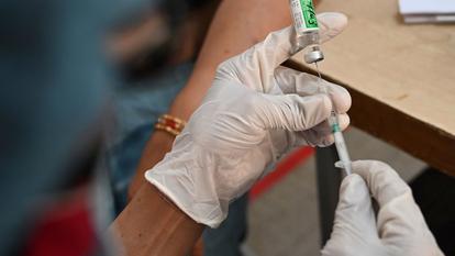 La priorité est de délivrer des vaccins efficaces au public aussi vite que possible, sans compromettre la sécurité.