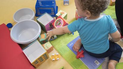 Matignon réfléchit à interdire l'accueil des enfants par les assistantes maternelles les trois prochaines semaines.