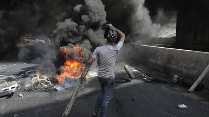 Manifestant antigouvernemental lors d'une manifestation au nord de Beyrouth contre la détérioration des conditions économiques et sociales, le 8 mars 2021.
