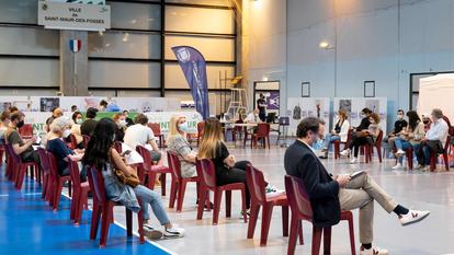 Des candidats au vaccin patientent au centre de vaccination de Saint-Maur-des-Fossés, en banlieue parisienne.