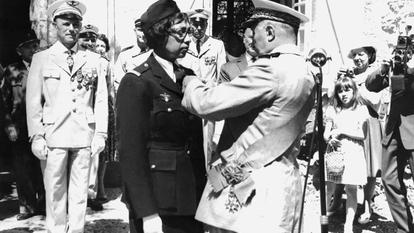 Joséphine Baker a reçu la légion d'honneur en 1957 puis a été décorée de la Croix de guerre avec palme de bronze en 1961 par le général Martial Valin.