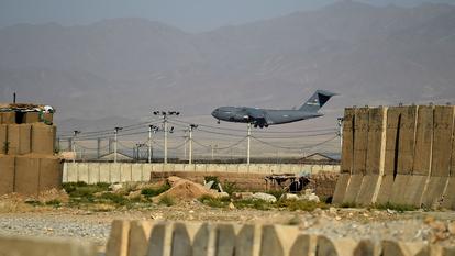 Un avion de l'armée américaine atterrit sur la base militaire américaine de Bagram, à 50 km au nord de Kaboul, le 1er juillet 2021.