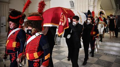 Au cours d'une cérémonie en Russie, le corps du général Gudin a été placé dans un sarcophage et scellé.