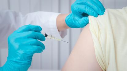 Tout le personnel soignant devra être vacciné à partir du 15 septembre sous peine de voir leur «contrat de travail» suspendu comme l'a indiqué Élisabeth Borne le 13 juillet dernier.