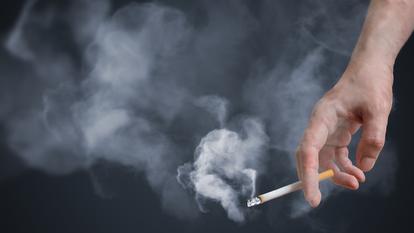 Un homme fume une cigarette (photo d'illustration).