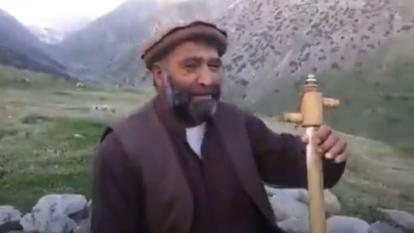 Fawad Andarabi jouant du ghaychak, un luth à plusieurs cordes, dans les montagnes afghanes.