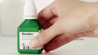 La Bétadine est recommandée par des antivax américains contre le coronavirus. C'est faux et dangereux, rappelle la marque.