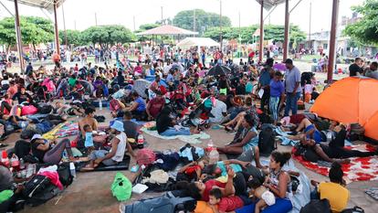 Des centaines de migrants se reposent dans un parc au Mexique, en route pour les États-Unis.