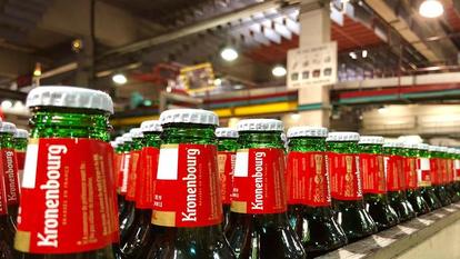 Une ligne de production de l'usine d'Obernai (Bas-Rhin), qui brasse 7 millions d'hectolitres de 1664, Kronenbourg, Tourtel, Grimbergen par an.