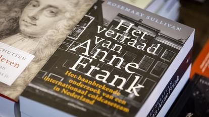 Exemplaires de l'édition néerlandaise de La trahison d'Anne Frank de Rosemary Sullivan, exposés dans une librairie à La Haye le 2 février 2022.