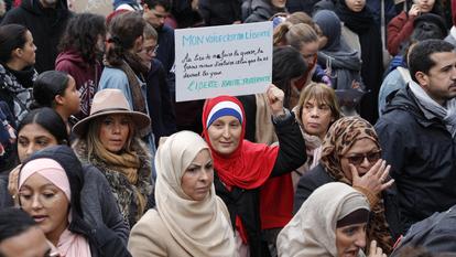 Manifestation contre «l'islamophobie» de femmes musulmanes à la gare du Nord, près de Paris, le 10 novembre 2019. «Mon voile c'est ma liberté», peut-on lire sur une pancarte d'une manifestante.