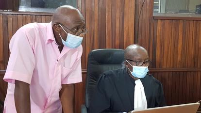 Paul Rusesabagina, le héros qui a inspiré le film «Hôtel Rwanda», à gauche.