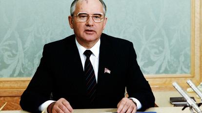 Mikhaïl Gorbatchev s'adressant à la télévision soviétique en 1986.