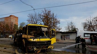 Une vue montre un bus détruit par un récent bombardement près d'un marché local pendant le conflit Russie-Ukraine à Donetsk, en Ukraine, le 22 septembre 2022.
